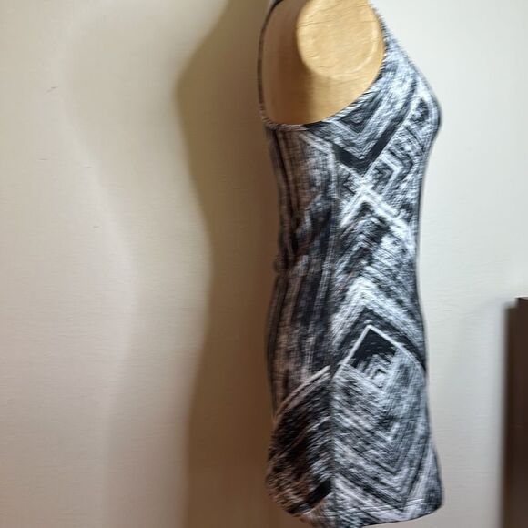 Lululemon sz 6 black and white track tank top great pre owned condition - Picture 2 of 8